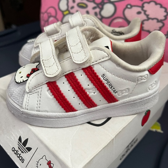 Hello Kitty Adidas Superstar - Picture 3 of 4